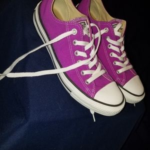 Like New Magenta Converse Low Tops size 9